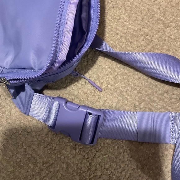 Lululemon Large Everywhere Belt Bag Dark Lavender 2L - Picture 3 of 7